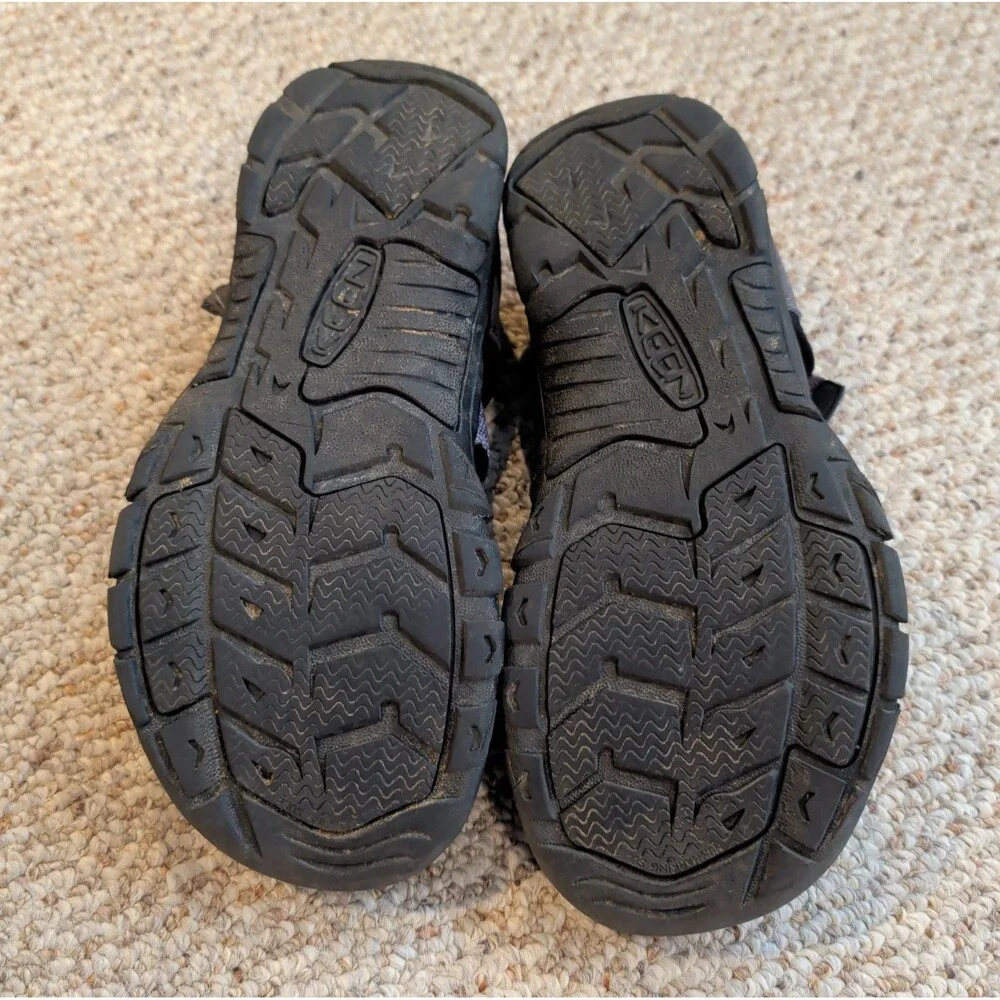 KEEN Newport H2 Sandals Youth Size 6 Gray Black Trail Hiking Outdoors